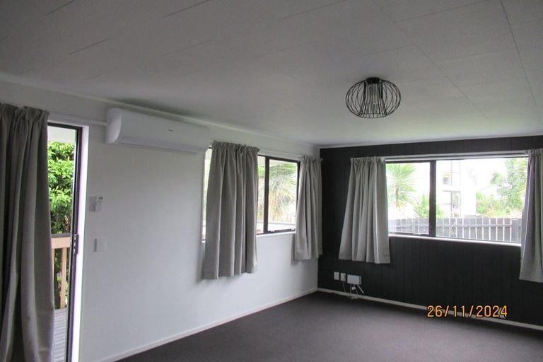 Photo of property in 17 Oreil Avenue, West Harbour, Auckland, 0618