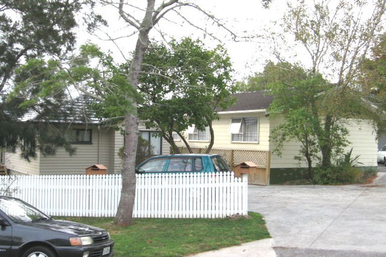 Photo of property in 4 Ballial Place, West Harbour, Auckland, 0618