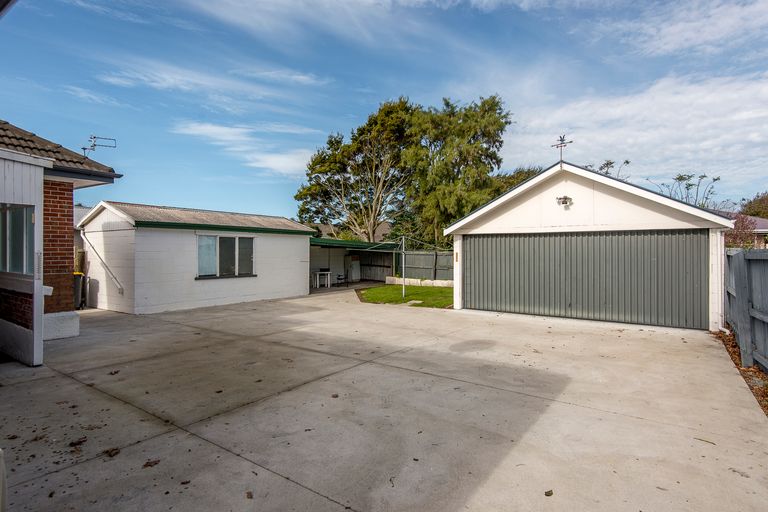 Photo of property in 16 Coopers Road, Dallington, Christchurch, 8061