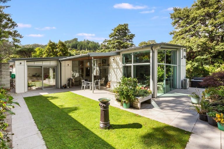 Photo of property in 82 Blue Mountains Road, Pinehaven, Upper Hutt, 5019