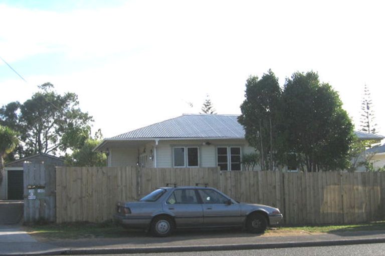 Photo of property in 1/120 Chivalry Road, Glenfield, Auckland, 0629