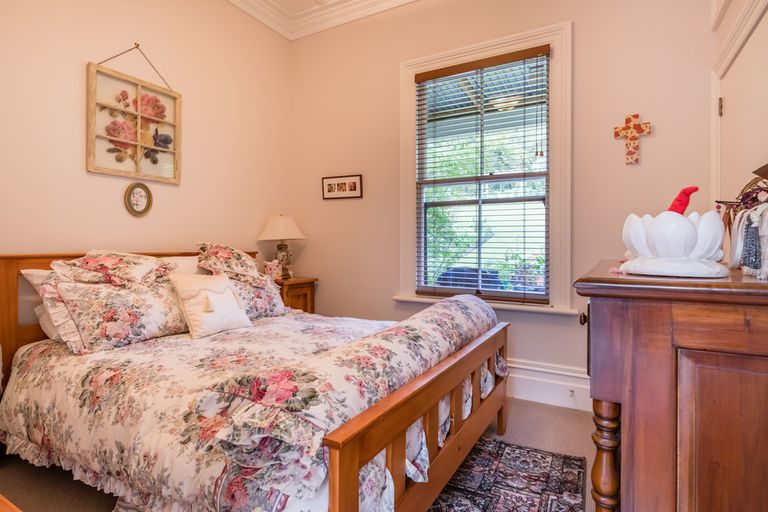 Photo of property in 54 Tinopai Road, Titirangi, Auckland, 0604