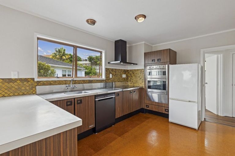 Photo of property in 35 Parr Terrace, Castor Bay, Auckland, 0620