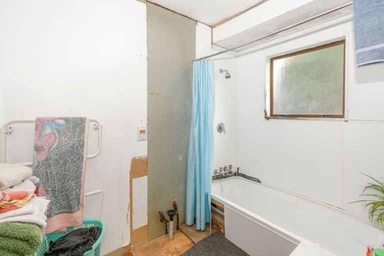 Photo of property in 16 Meadowvale Rise, Titirangi, Auckland, 0604