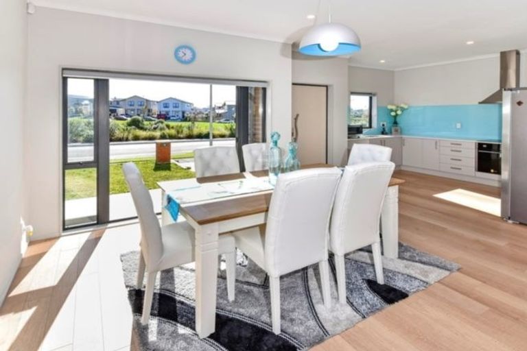 Photo of property in 43 Becker Drive, Weymouth, Auckland, 2103