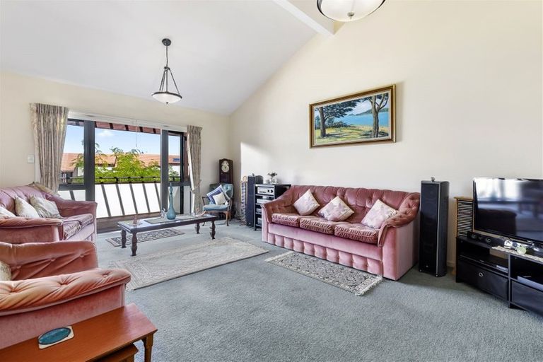 Photo of property in 8/8 Tobago Place, Sunnynook, Auckland, 0620