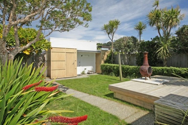 Photo of property in 9 Marine Parade, Seatoun, Wellington, 6022