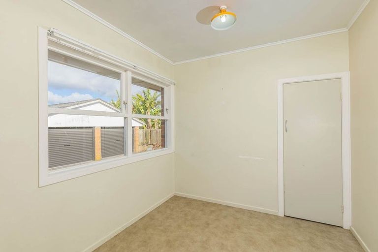 Photo of property in 24 Ocean View Road, Northcote, Auckland, 0627