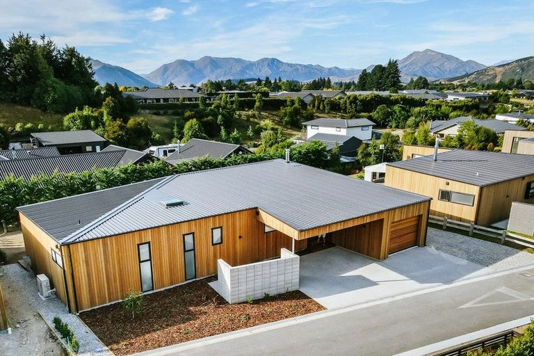 Photo of property in 13 Fern Burn Close, Wanaka, 9305