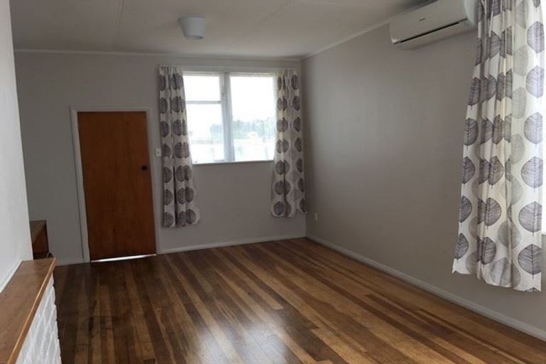 Photo of property in 2 Gibbons Crescent, Castlecliff, Whanganui, 4501