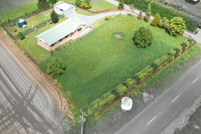 Photo of property in 37 Waikawa Beach Road, Manakau, Levin, 5573