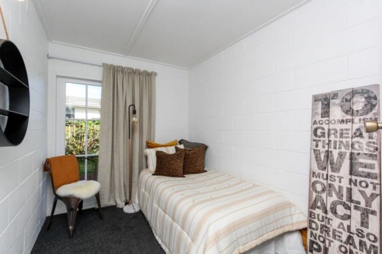 Photo of property in 43 Cumberland Street, Merrilands, New Plymouth, 4312