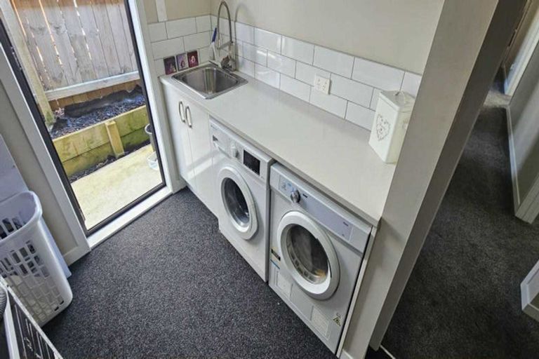 Photo of property in 35 Tahuna Minhinnick Drive, Glenbrook, 2681