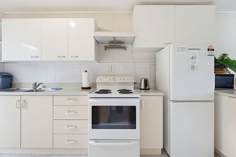 Photo of property in 10/16 Willerton Avenue, New Lynn, Auckland, 0600
