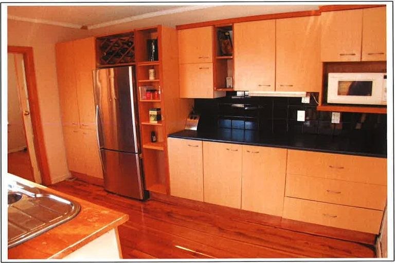 Photo of property in 154 Glenfield Road, Birkenhead, Auckland, 0626