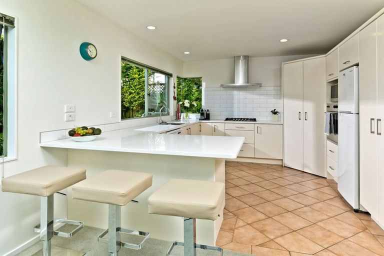 Photo of property in 2/362 East Coast Road, Sunnynook, Auckland, 0630