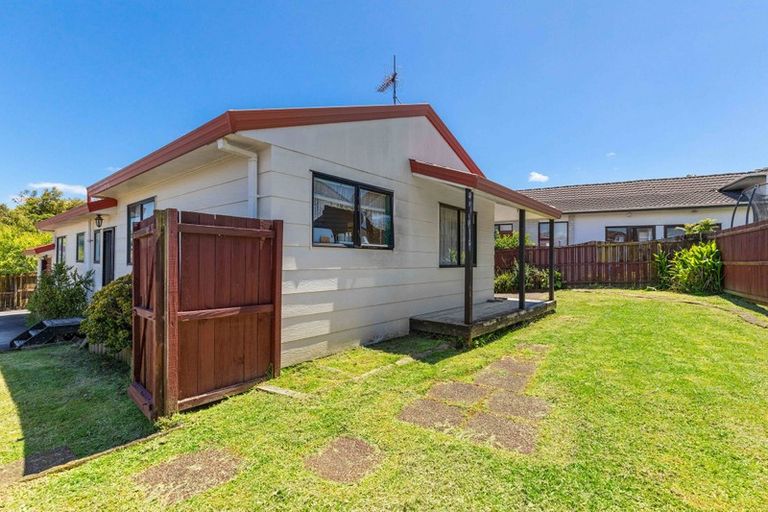 Photo of property in 2/11 Parramatta Place, Botany Downs, Auckland, 2010