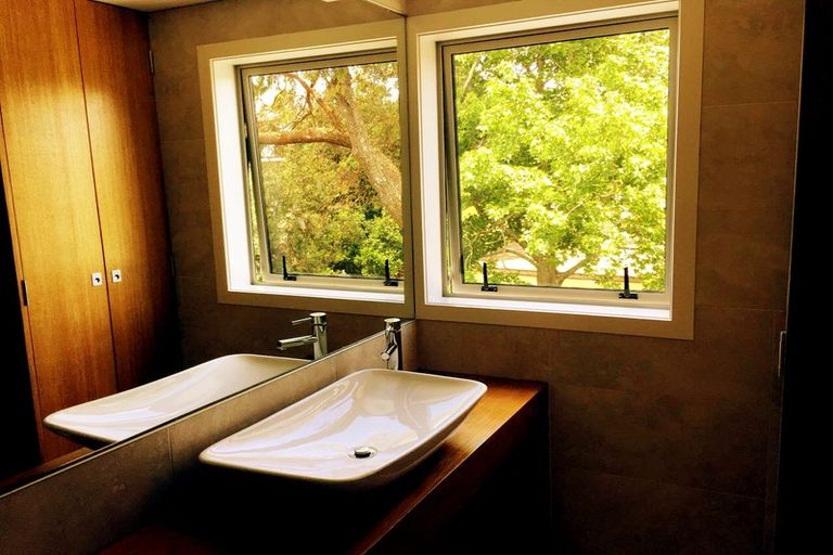 Photo of property in 5k The Esplanade, Eastern Beach, Auckland, 2012