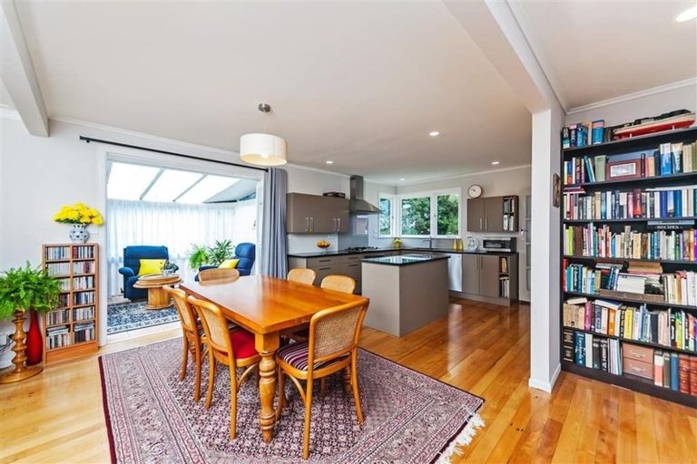 Photo of property in 6 Maunder Place, New Lynn, Auckland, 0600