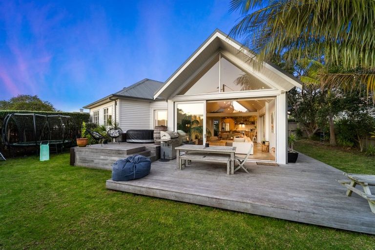 Photo of property in 17 Vincent Road, Northcote Point, Auckland, 0627