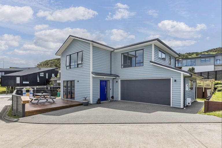 Photo of property in 12 Grumman Lane, Newlands, Wellington, 6037