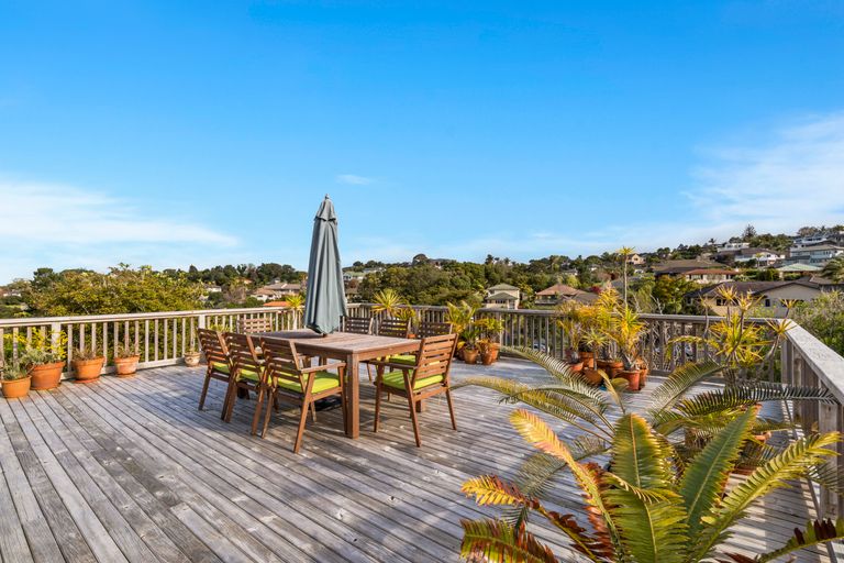 Photo of property in 24 Deverell Place, Northcross, Auckland, 0632