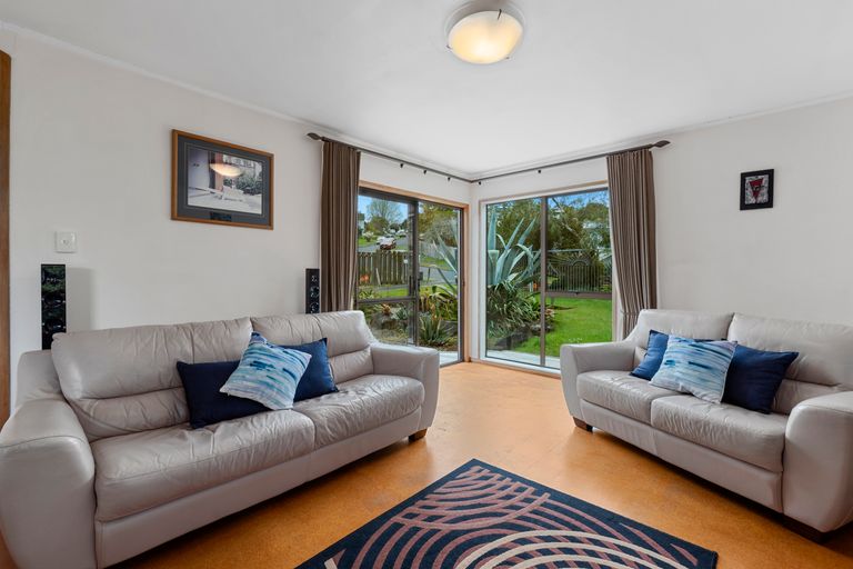 Photo of property in 24 Deverell Place, Northcross, Auckland, 0632