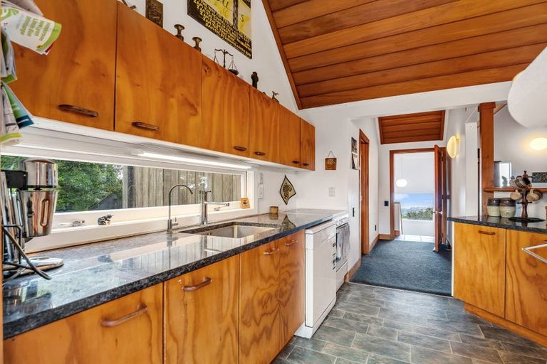 Photo of property in 1/51 Quinns Road, Waiatarua, Auckland, 0612
