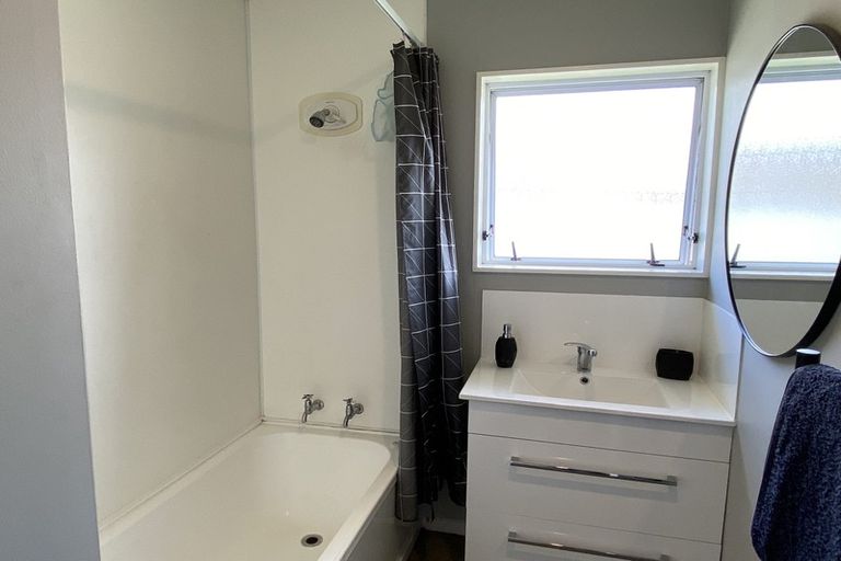 Photo of property in 2/12 Duncan Avenue, Te Atatu South, Auckland, 0610