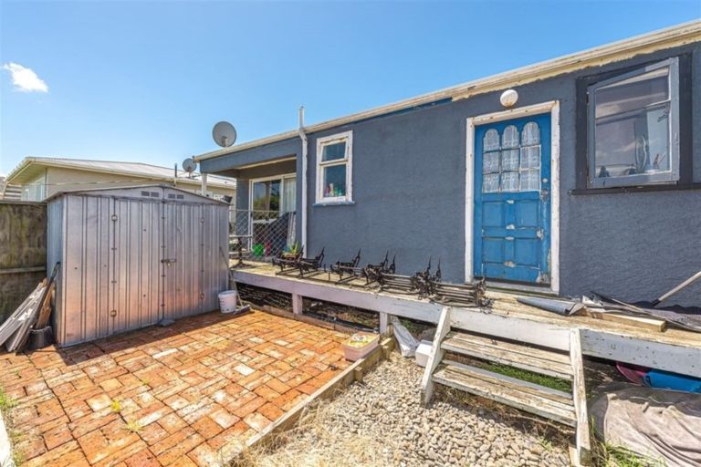 Photo of property in 35 Egmont Street, Castlecliff, Whanganui, 4501