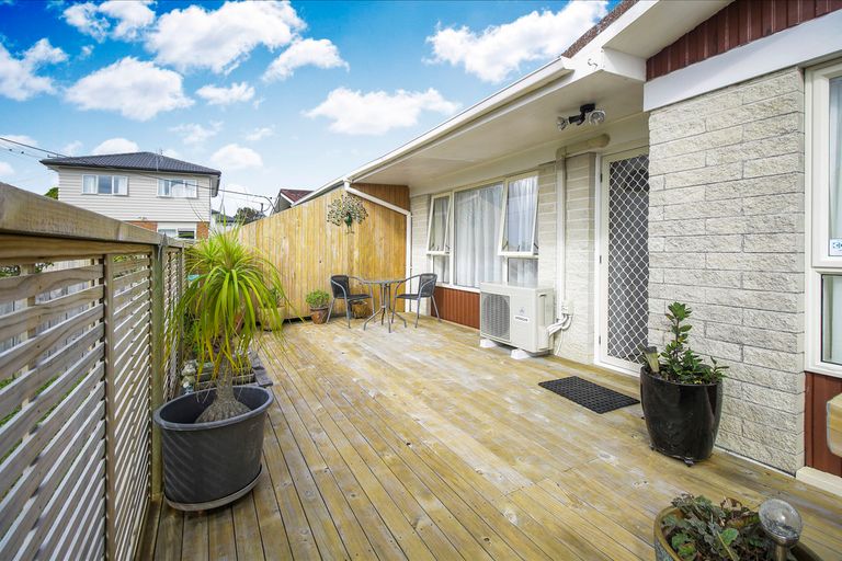 Photo of property in 2/22 Norcross Avenue, Henderson, Auckland, 0612