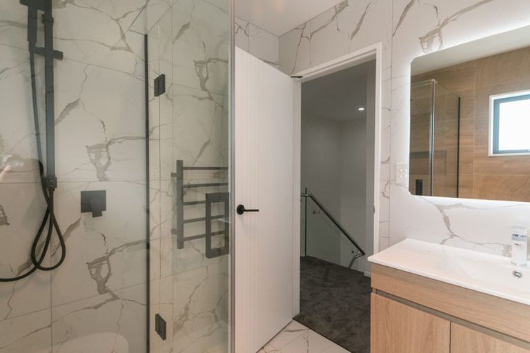 Photo of property in 17e Martin Place, Kelston, Auckland, 0602