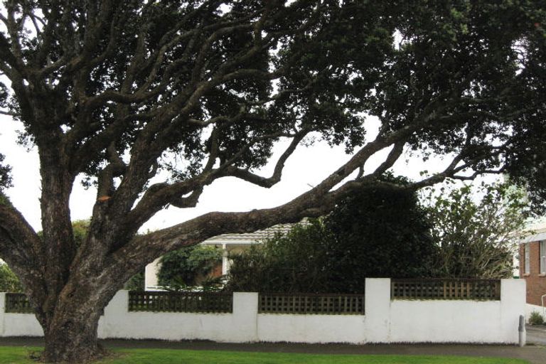 Photo of property in 82 Whiteley Street, Moturoa, New Plymouth, 4310