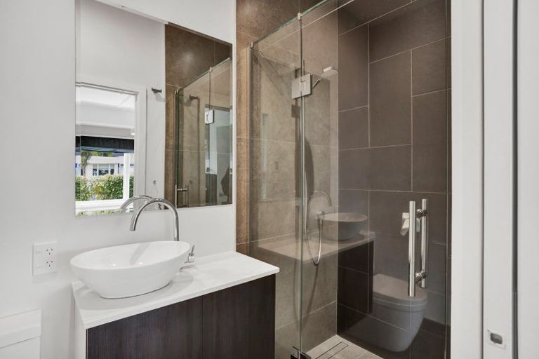 Photo of property in 15 Bracken Street, New Plymouth, 4310