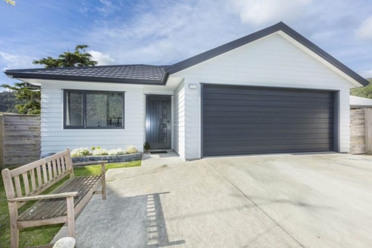 Photo of property in 14 Poppy Watts Grove, Stokes Valley, Lower Hutt, 5019