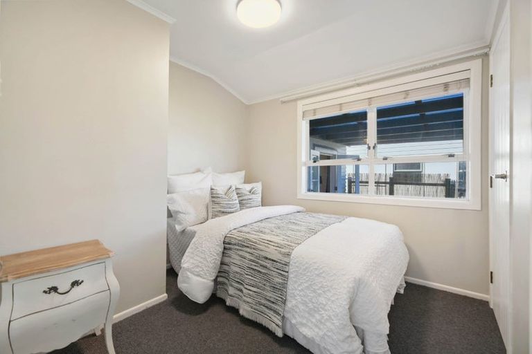 Photo of property in 19 Beach Road, Mellons Bay, Auckland, 2014