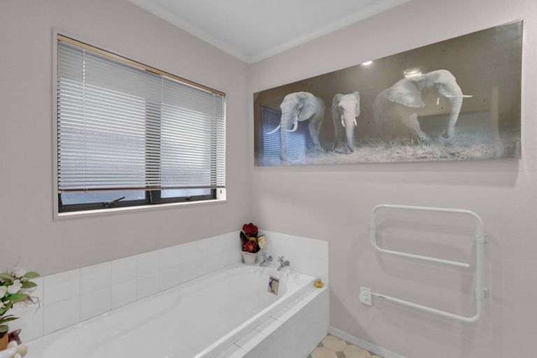 Photo of property in 14 Sandalwood Drive, Dinsdale, Hamilton, 3204