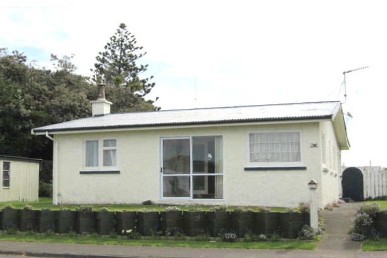 Photo of property in 15 Taupata Street, Castlecliff, Whanganui, 4501