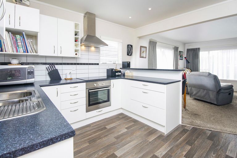 Photo of property in 2/22 Norcross Avenue, Henderson, Auckland, 0612