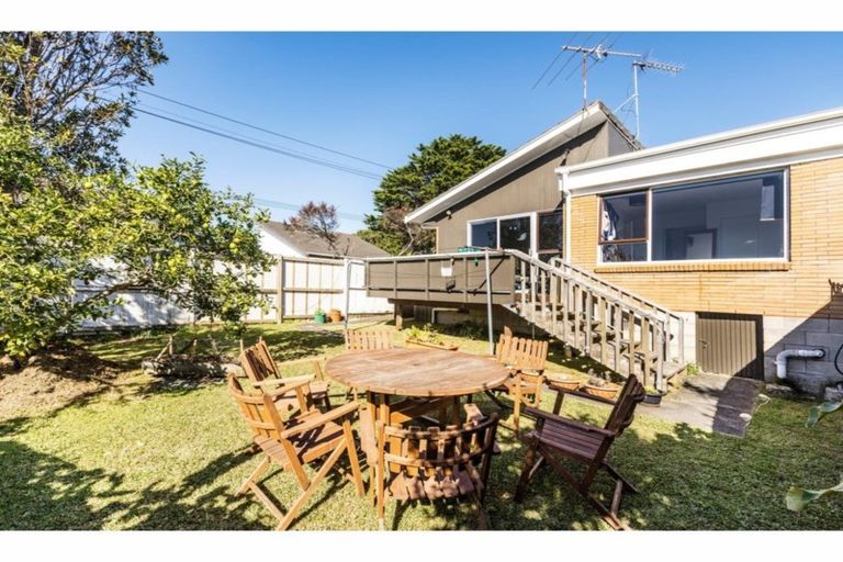 Photo of property in 2/309 Wairau Road, Totara Vale, Auckland, 0627