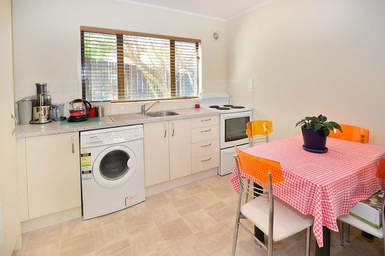 Photo of property in 11 Thalia Place, Totara Vale, Auckland, 0629