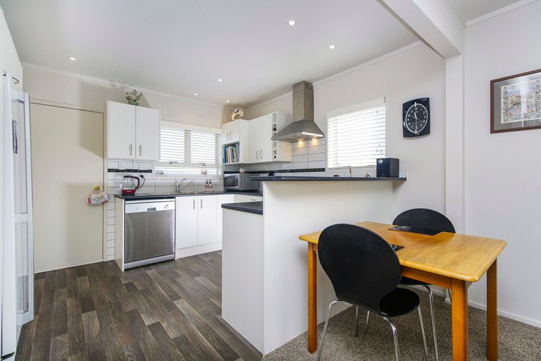 Photo of property in 2/22 Norcross Avenue, Henderson, Auckland, 0612