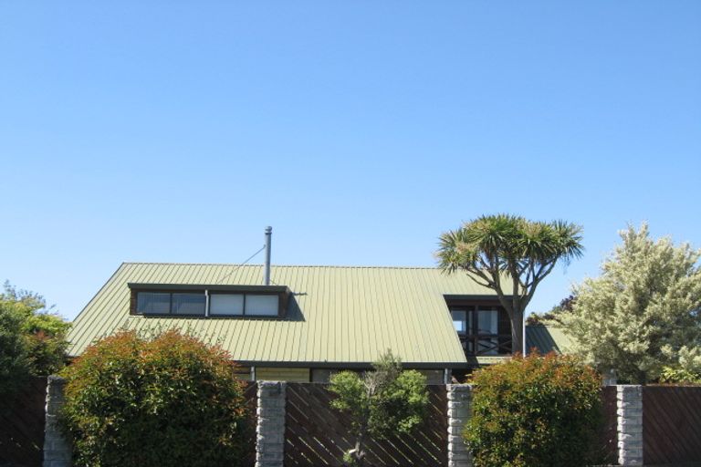 Photo of property in 17 Sonning Place, Redwood, Christchurch, 8051