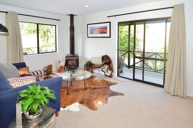 Photo of property in 11 Thalia Place, Totara Vale, Auckland, 0629