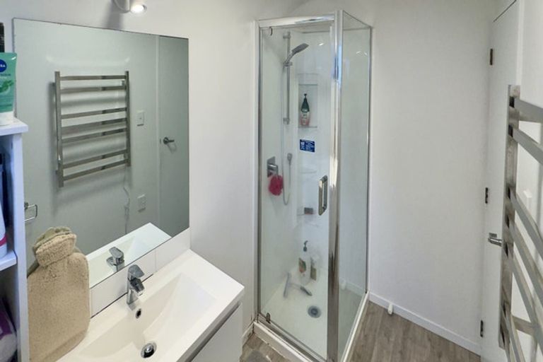 Photo of property in 2/5 Woodall Place, Totara Vale, Auckland, 0627