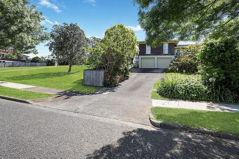 Photo of property in 5 Mirrabooka Avenue, Botany Downs, Auckland, 2010
