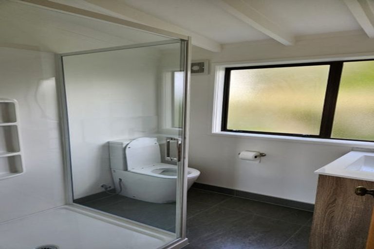 Photo of property in 2/84a Avonleigh Road, Green Bay, Auckland, 0604