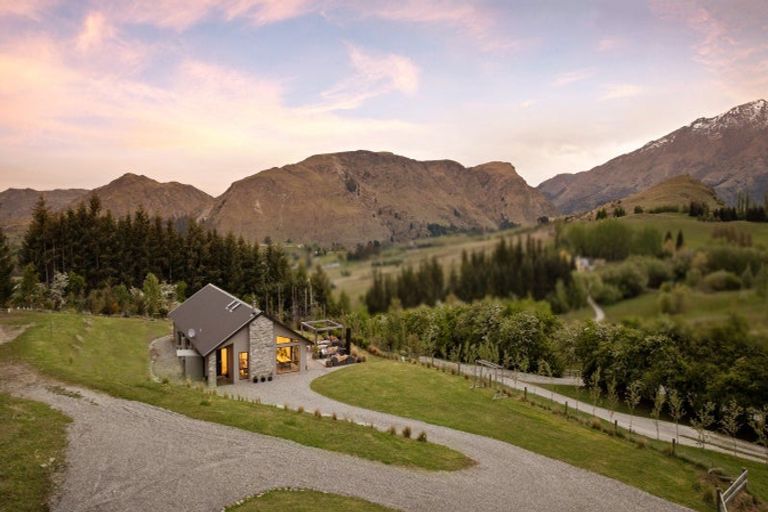 Photo of property in 86 Mountain View Road, Dalefield, Queenstown, 9371
