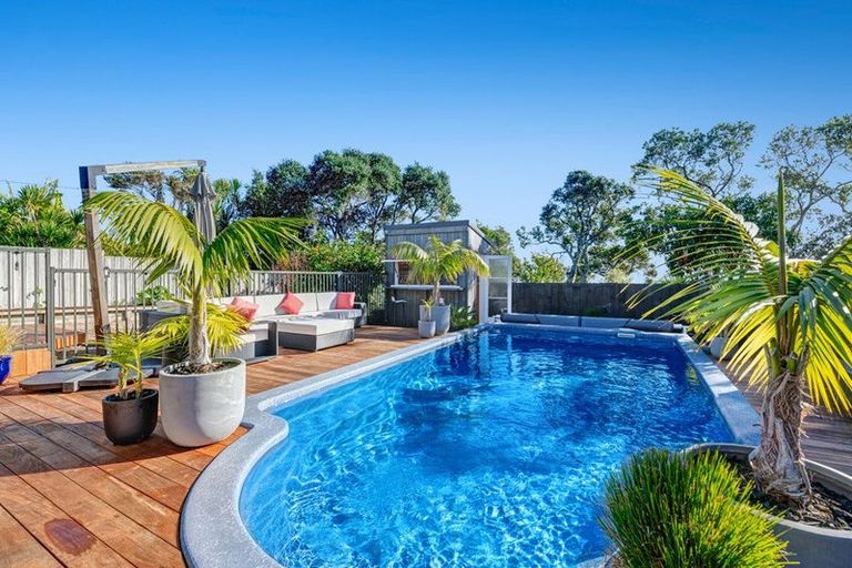 Photo of property in 1418 Whangaparaoa Road, Army Bay, Whangaparaoa, 0930