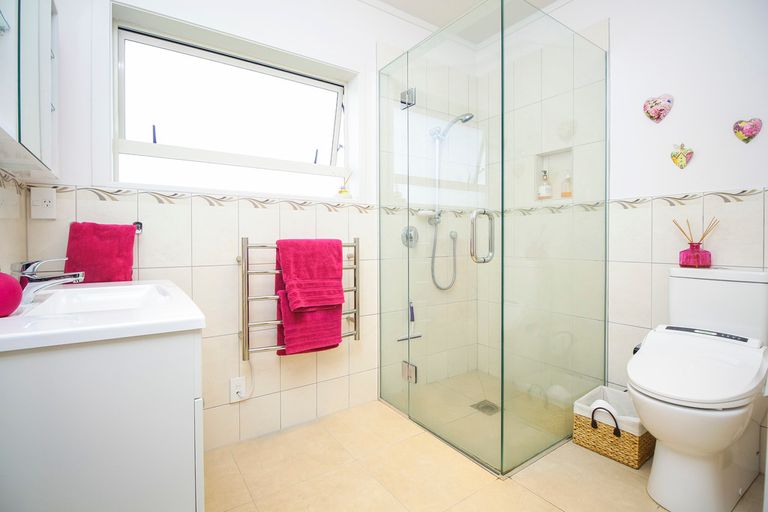 Photo of property in 2/22 Norcross Avenue, Henderson, Auckland, 0612